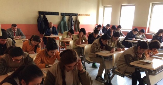 Ardanuç Kaymakamı Abdil Koç öğrenciler ile kitap okudu