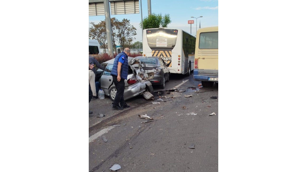 Ankara’da İşçi Servisi Kırmızı Işıkta Bekleyen Araçlara Çarptı: 14 Yaralı