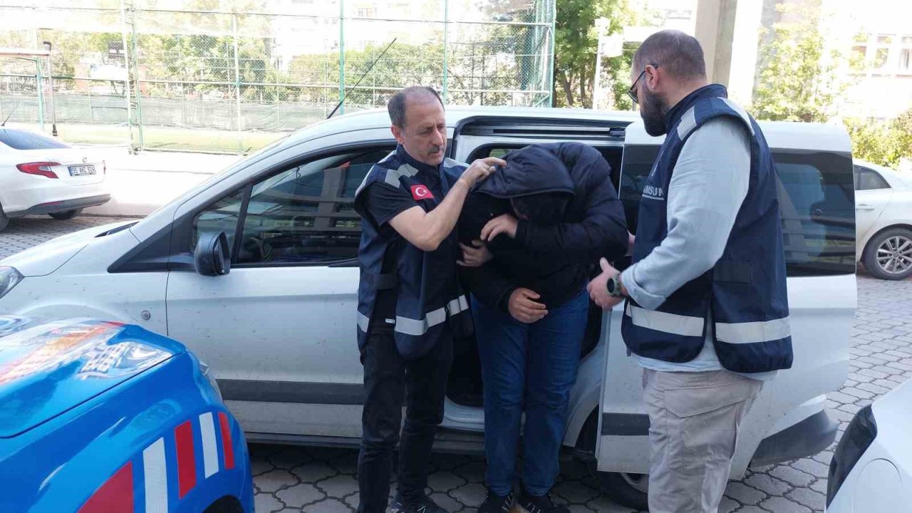 Baba Kollarını Tutup 16 Yaşındaki Oğluna Öldürtmüş