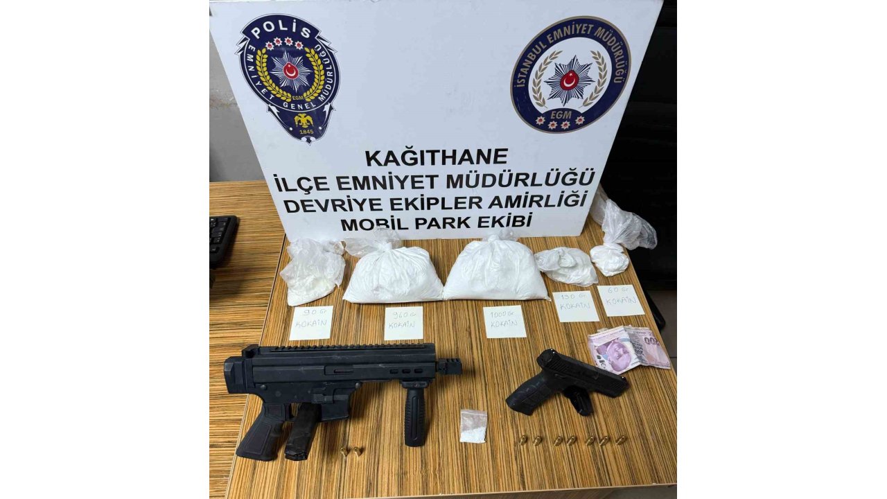 İstanbul’da Metrobüs Durağında Uyuşturucu Ticareti Yapan 2 Şüpheli Yakalandı