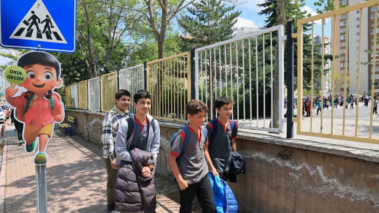 Talas’ta Okul Geçitlerine Öğrenci Güvenliği İçin Sevimli Uyarıcılar