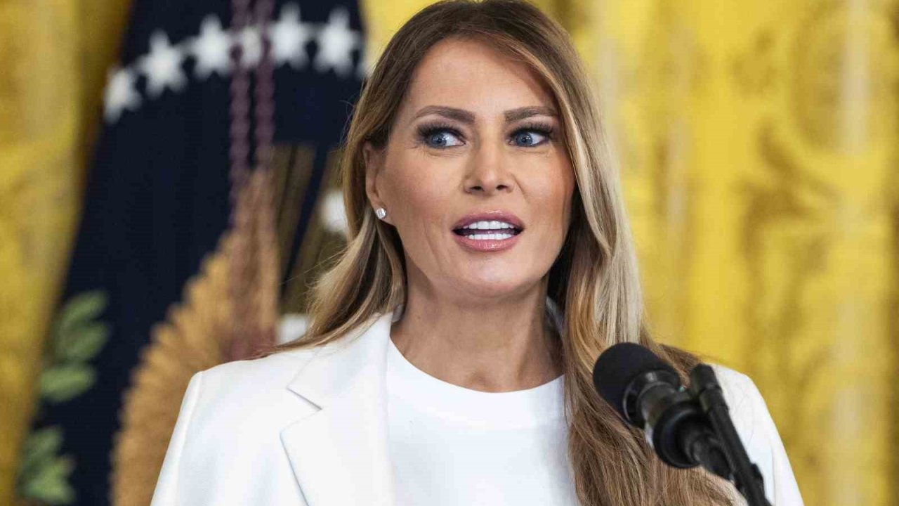 Slovenya’da Melania Trump’ın Bronz Heykeli Çalındı