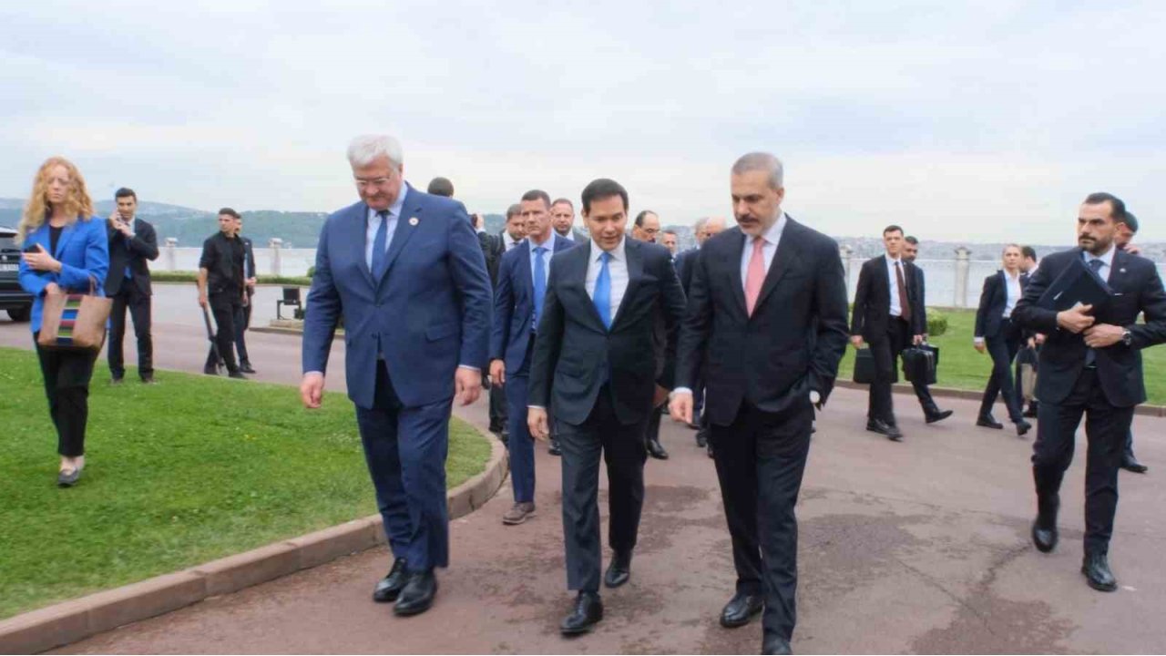 Rus Heyeti, Dolmabahçe Cumhurbaşkanlığı Çalışma Ofisine Giriş Yaptı