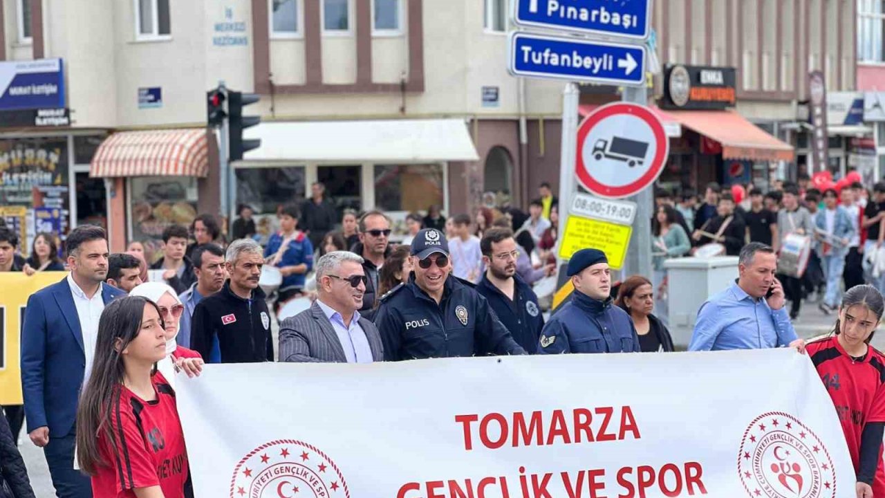 Tomarza’da Coşkulu Gençlik Yürüyüşü
