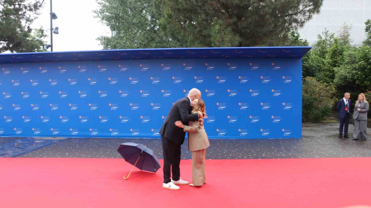 Arnavutluk Başbakanı Rama, İtalya Başbakanı Meloni’yi Önünde Diz Çökerek Karşıladı