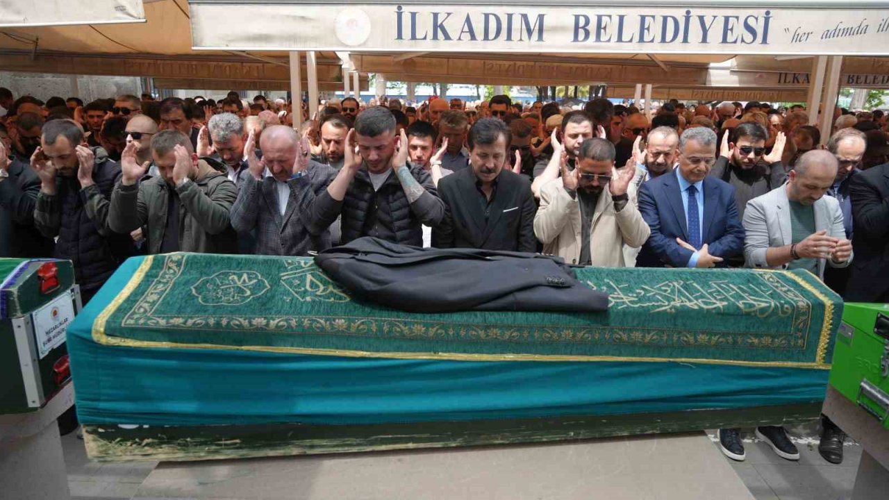 Ablasını Kaçırdığı Kuzeni Tarafından Öldürülen Gencin Tabutunun Üzerine Damatlığı Konuldu