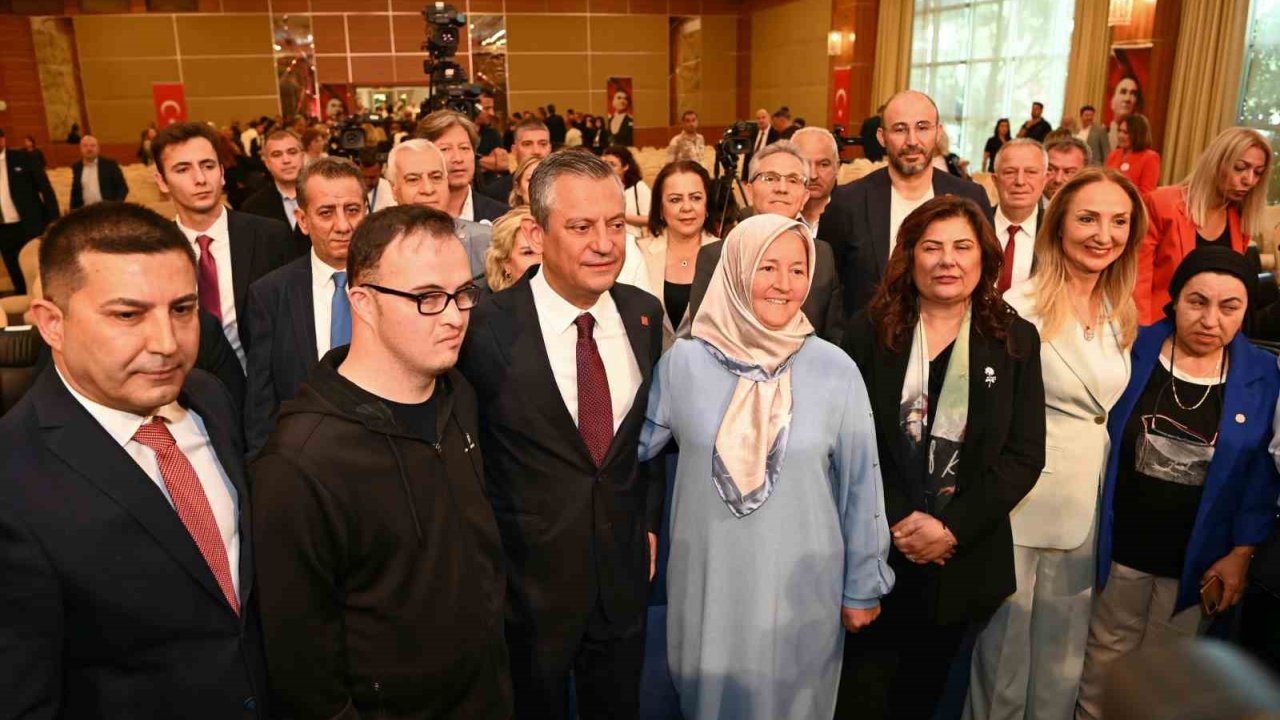 Chp Genel Başkanı Özel, Kuşadası’nda Otizmli Bireyler Ve Aileleri İle Buluştu