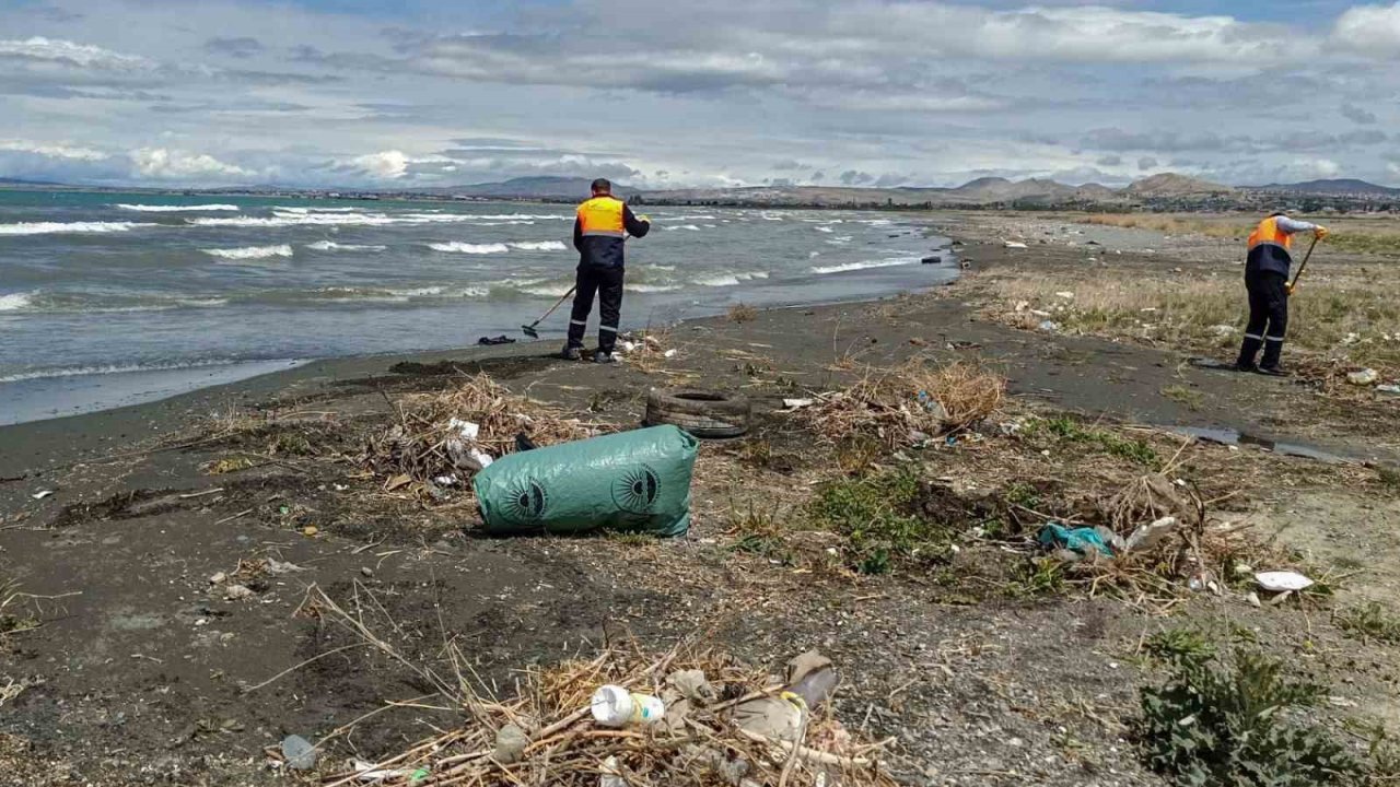 Van Büyükşehir Belediyesi İnci Kefali Göç Güzergahındaki Dereleri Temizledi