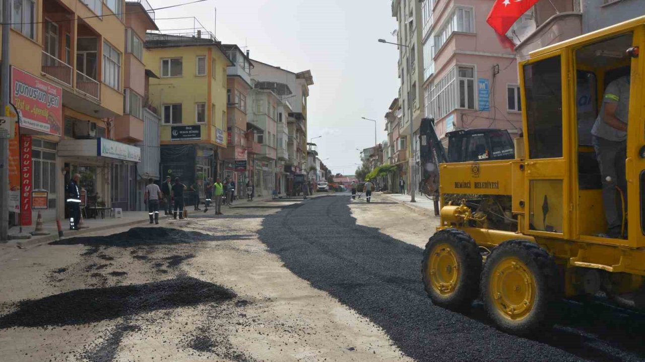 Demirci’de Ana Arterlere Sıcak Asfalt Yapılıyor