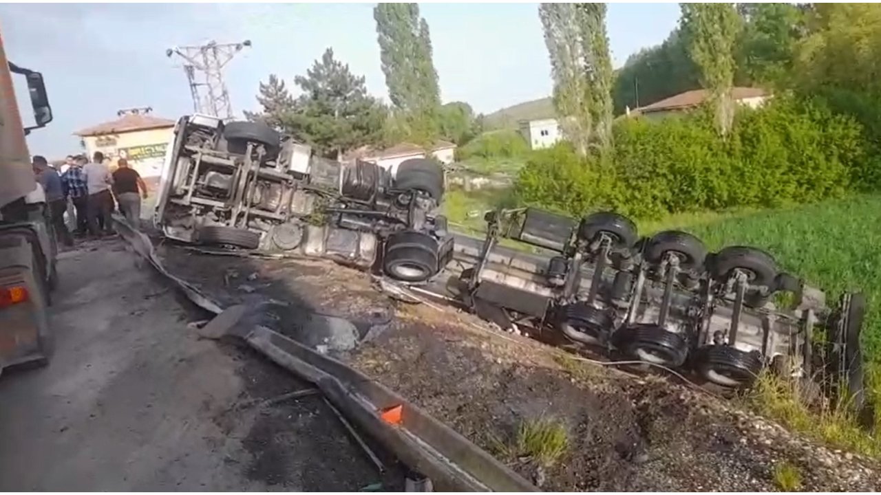 Tır Şarampole Devrildi, Sürücüsü Yaralandı