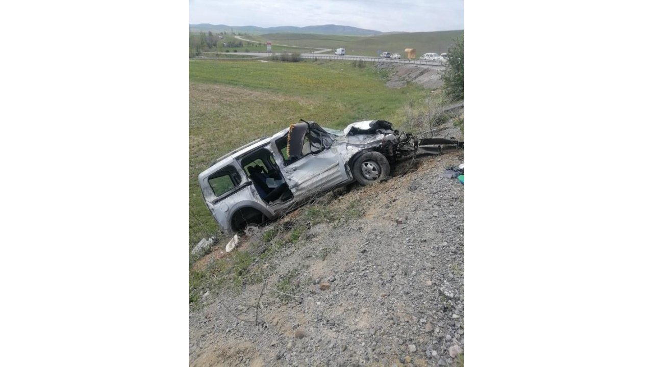 Yoldan Çıkan Hafif Ticari Araç Şarampole Uçtu:1 Ölü