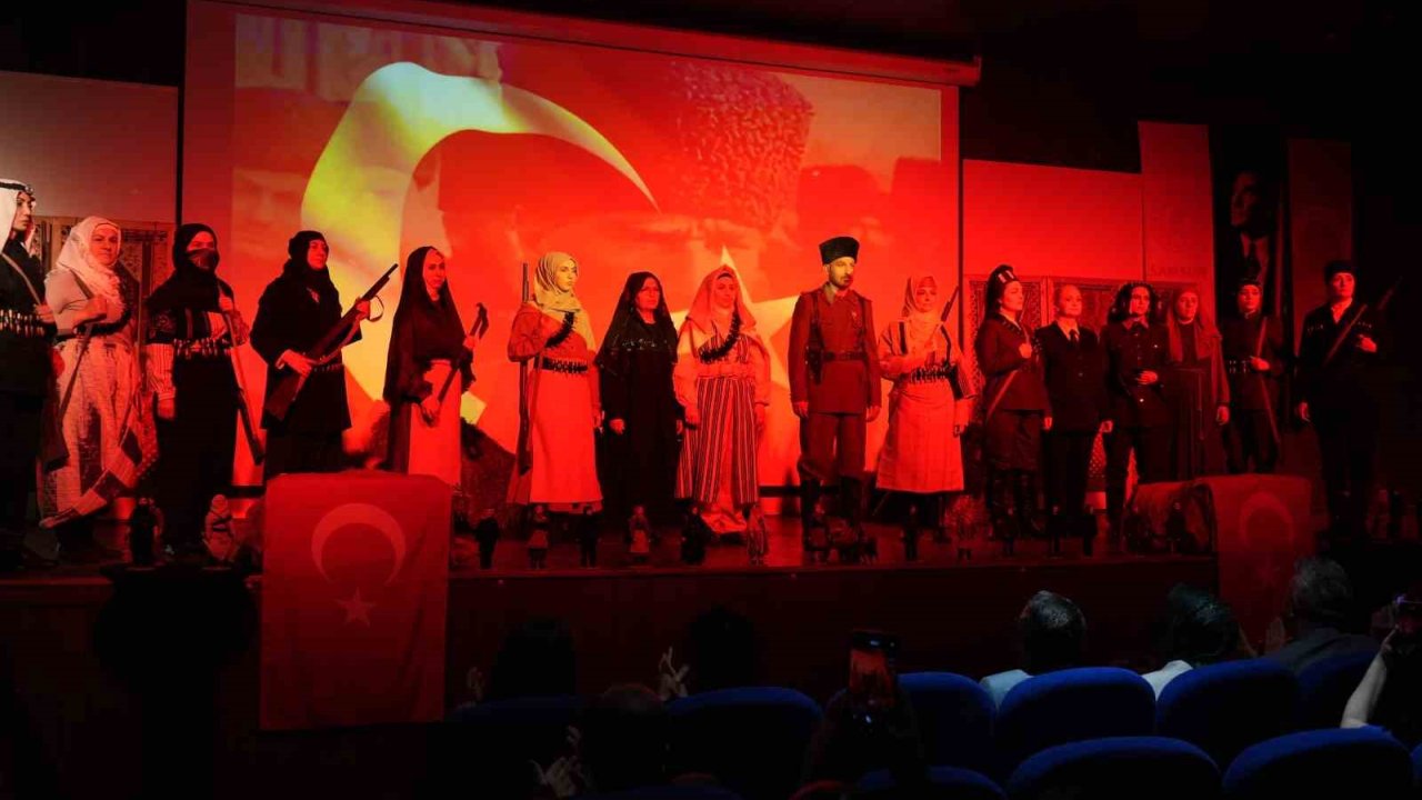 Tarihe Işık Tutan Defile: 23 Kadın Kahramanın Kıyafetleri Defilede Sergilendi