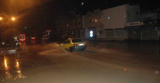 Adana’da su borusu patladı, dev çukur açıldı
