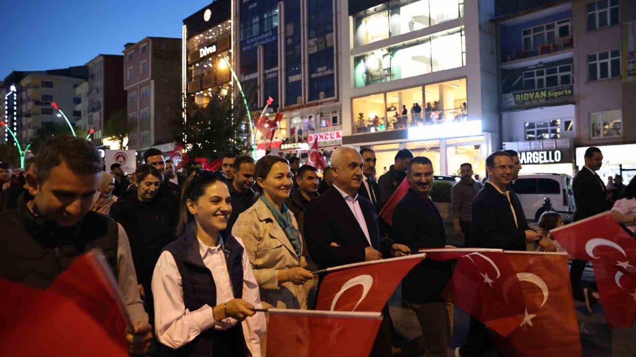 Muş’ta Meşaleli Gençlik Yürüyüşü Düzenlendi