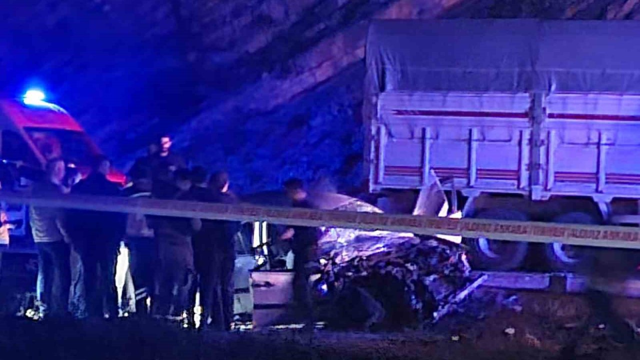 Ankara’da Otomobil İle Kamyon Kafa Kafaya Çarpıştı: 1 Ölü, 4 Yaralı