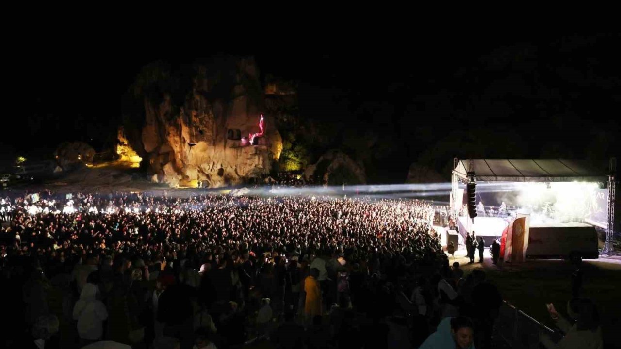 Ekin Uzunlar, Ayazini Frig Vadisi’nde Unutulmaz Bir Konser Verdi