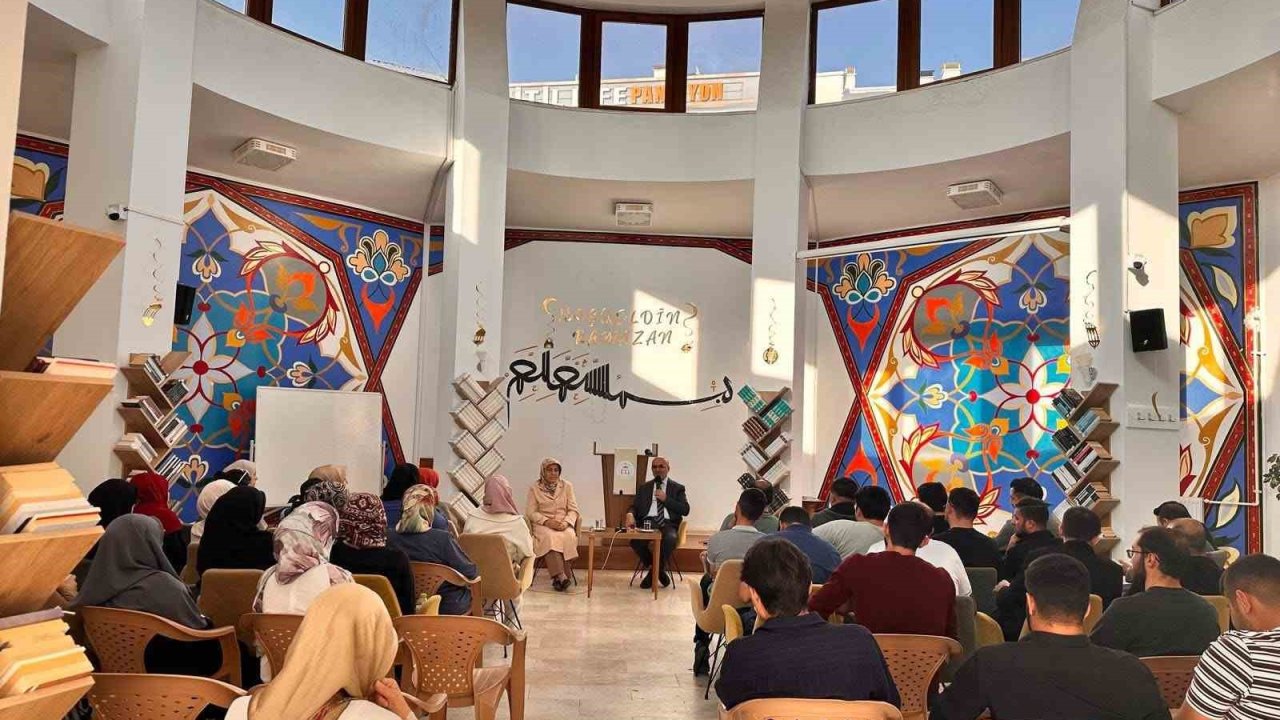 Afyonkarahisar Diyanet Gençlik Merkezi’nde Mezuniyet Programı Coşkuyla Gerçekleşti