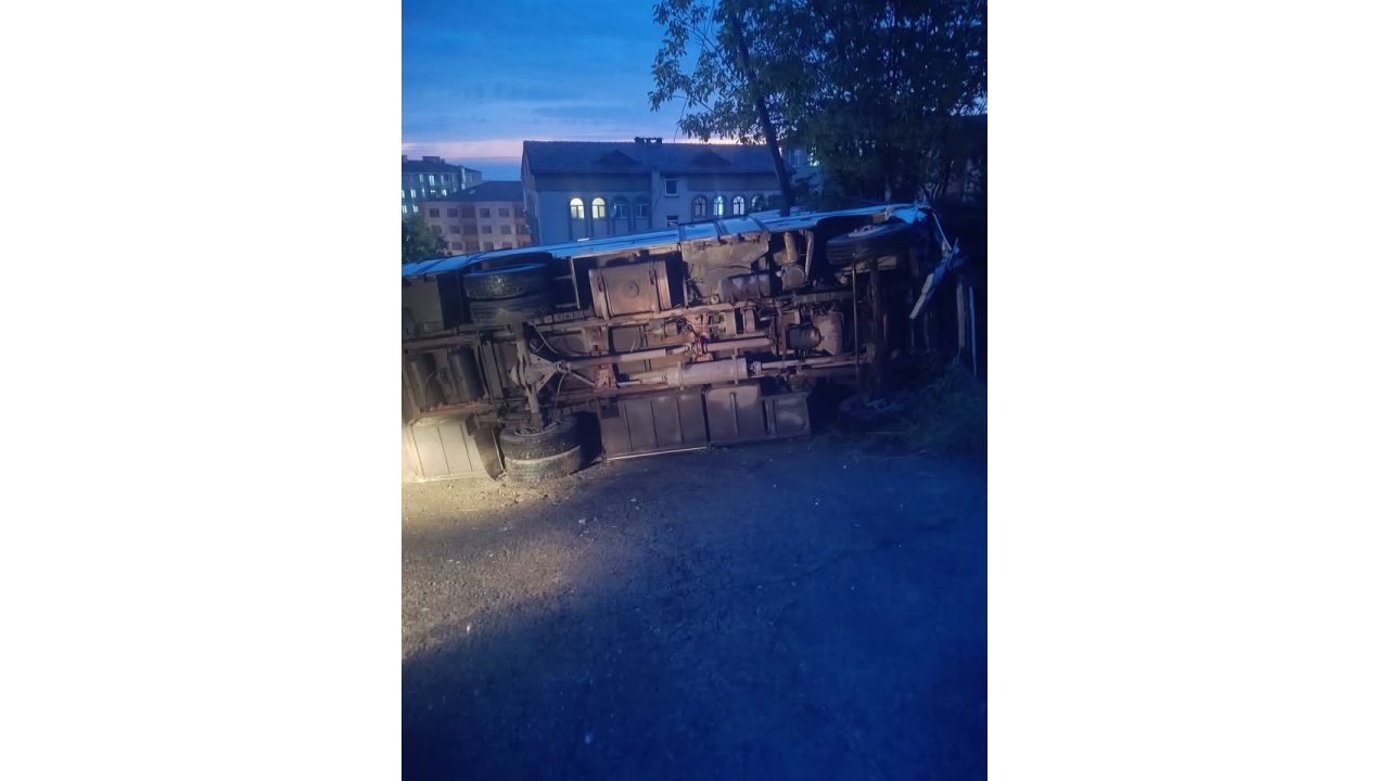 Karadeniz Ereğli’de Midibüs Park Halindeki Cipe Çarptı: 2 Yaralı