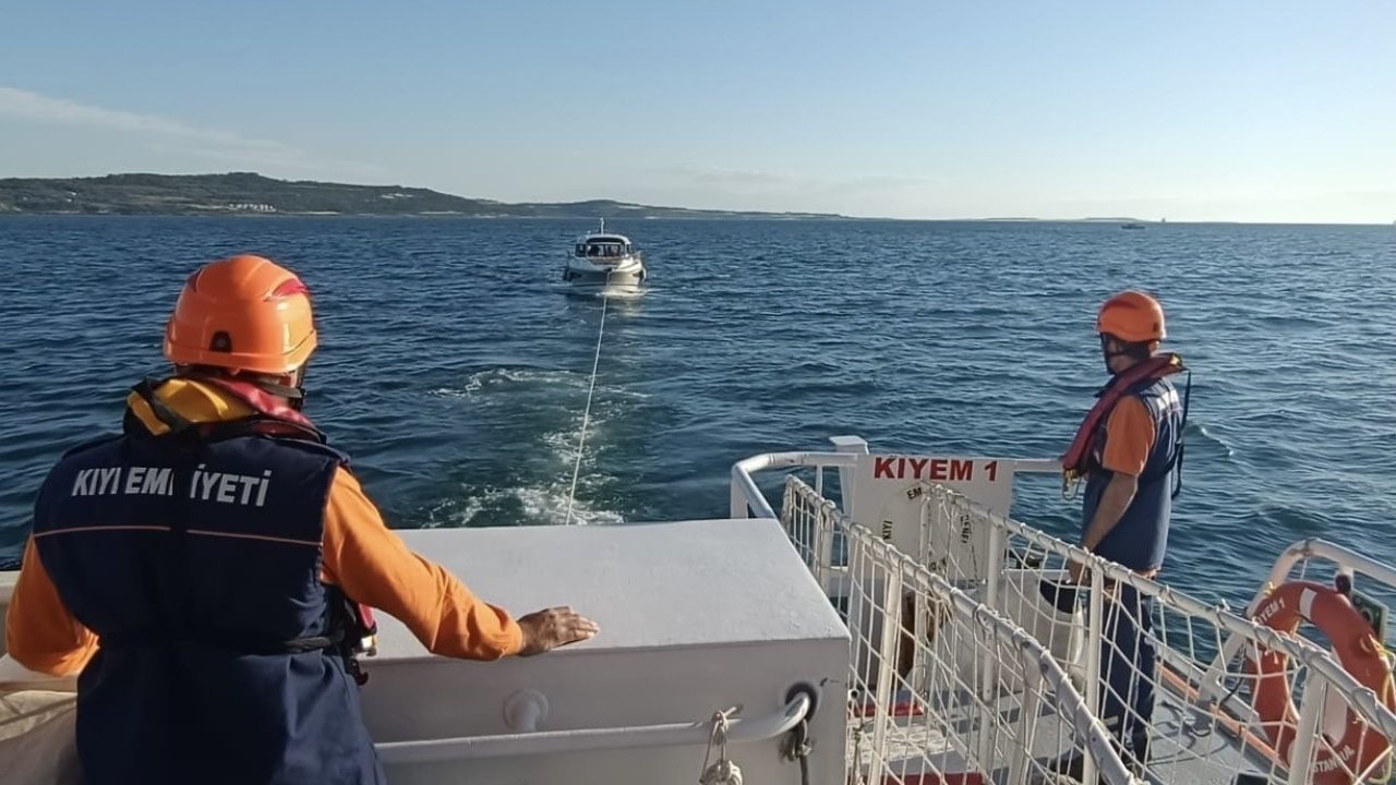 Çanakkale Boğazı’nda Makine Arızası Yaparak Sürüklenen Tekne Kurtarıldı