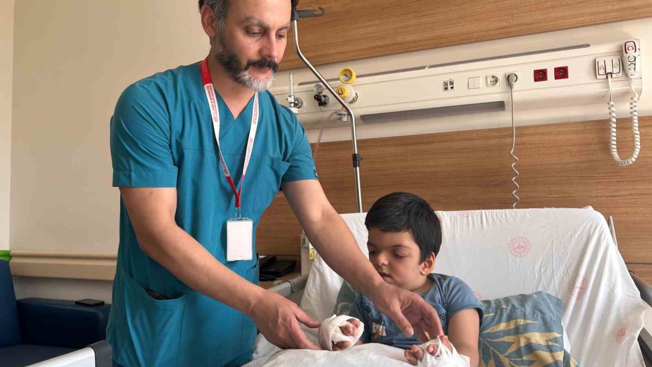 Doktorların İsmini Yeni Duyduğu Rahatsızlık Eskişehir’de Tedavi Edildi, 10 Parmağı Açıldı