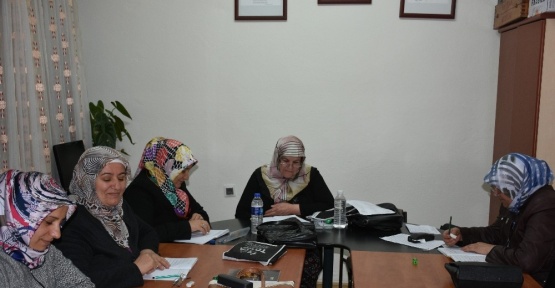 Okuma-yazma öğrenen bayanlar Cumhurbaşkanının adını yazdı