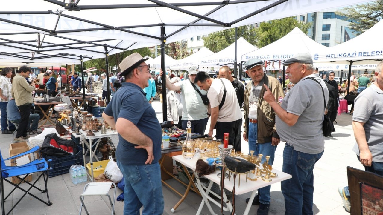 Nostalji Ve Geçmişe İlgi Duyanlar Melikgazi Antika Pazarı’nda Buluşuyor