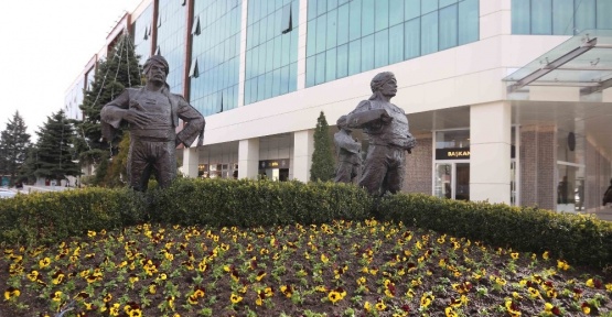 Yenimahalle’de mevsimlik çiçekler yerini aldı