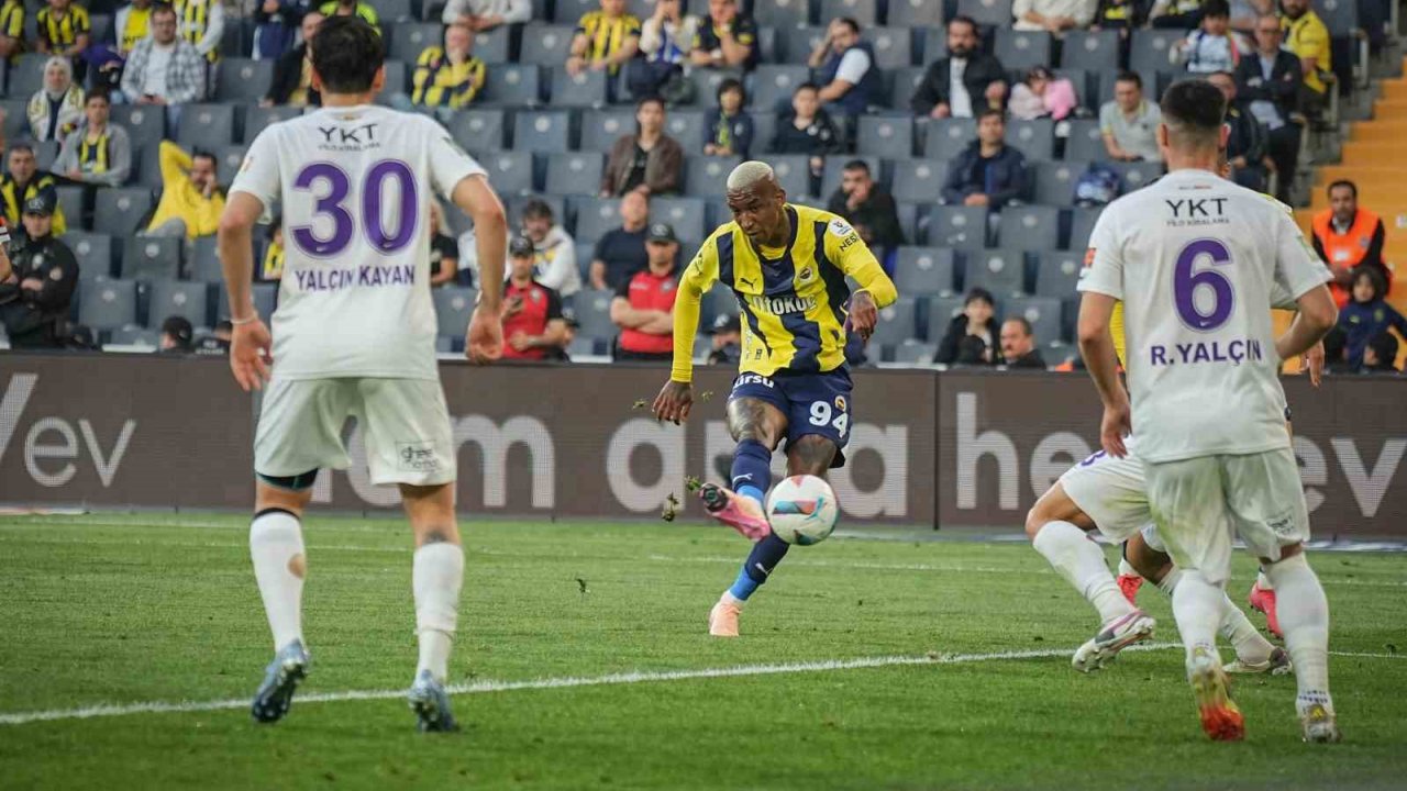 Trendyol Süper Lig: Fenerbahçe: 1 - Eyüpspor: 0 (İlk Yarı)