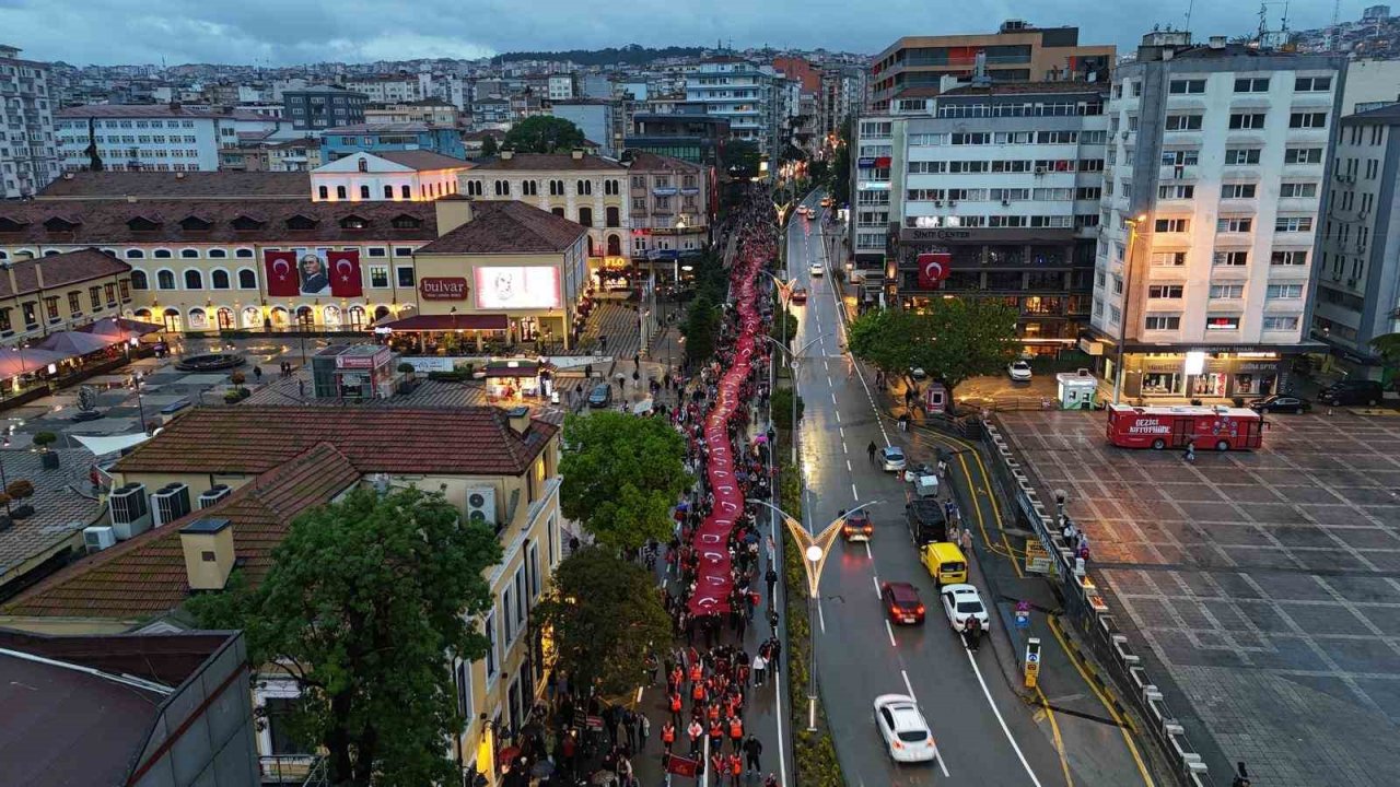 Samsun’da 1919 Metrelik Bayrakla Yağmur Altında