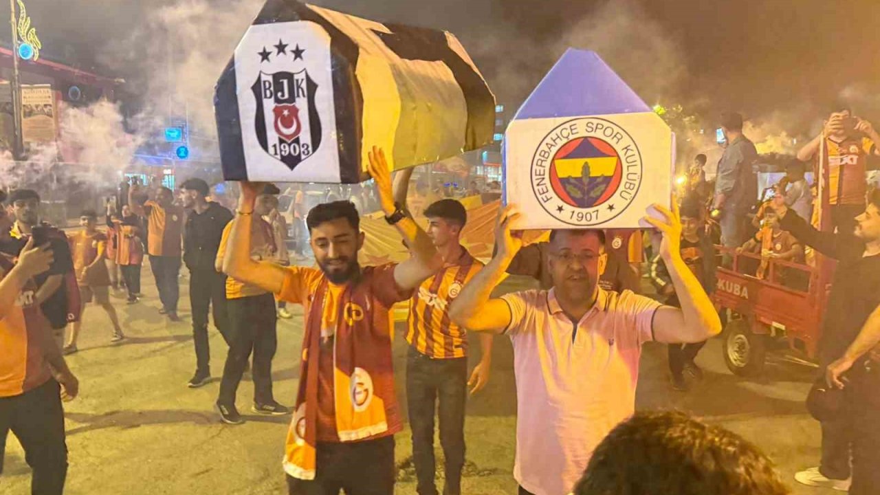 Iğdır’da Galatasaraylı Taraftarlar Şampiyonluğu Fenerbahçe Ve Beşiktaş Tabutu İle Kutladı