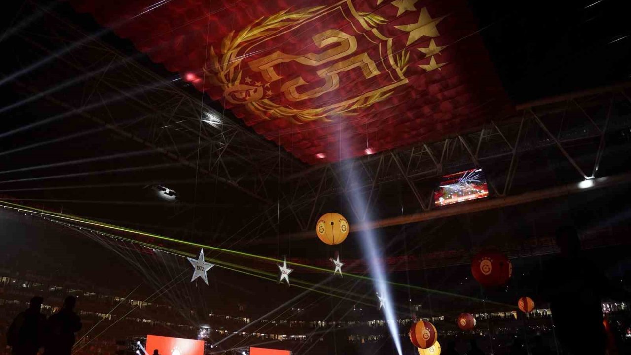 Galatasaraylı Futbolcular Şampiyonluğu Marşlar Ve Şarkılarla Kutladı