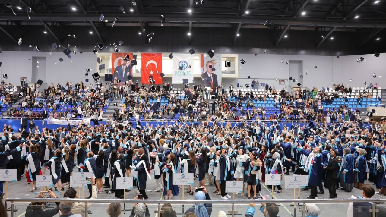 Bayburt’ta Üniversite Öğrencileri Mezuniyet Heyecanı Yaşadı