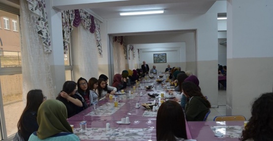 Anadolu Lisesi öğrencileri YGS sınavı öncesi kahvaltıda buluştu