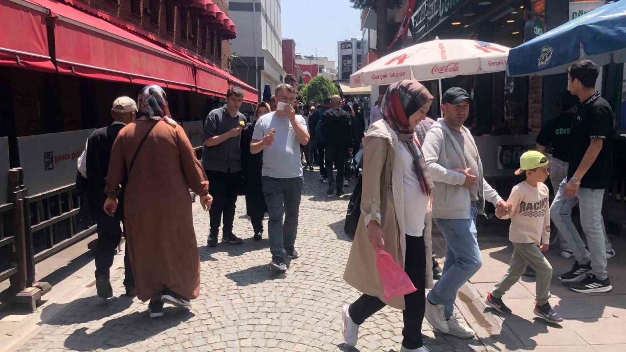 Eskişehir’de Sıcak Havayı Fırsat Bilen Vatandaşlar Çarşıya Akın Etti