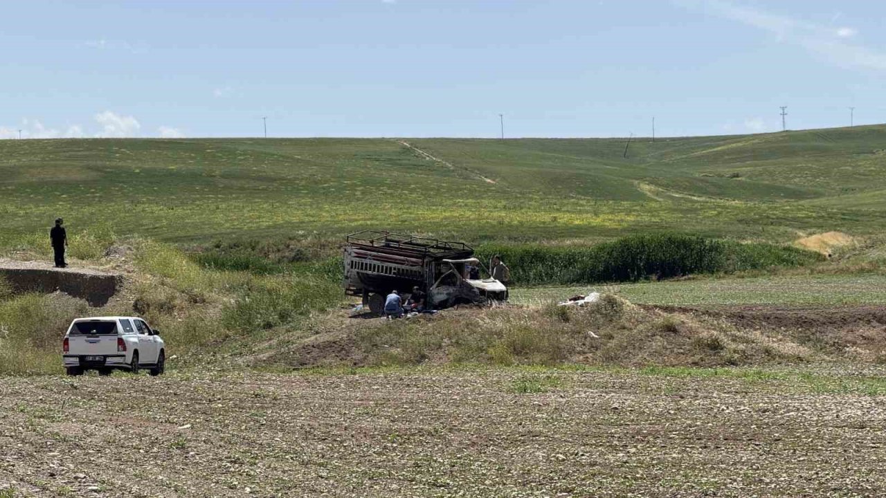 Diyarbakır’da Baba Oğul Kamyonetle Yanmış Halde Bulundu