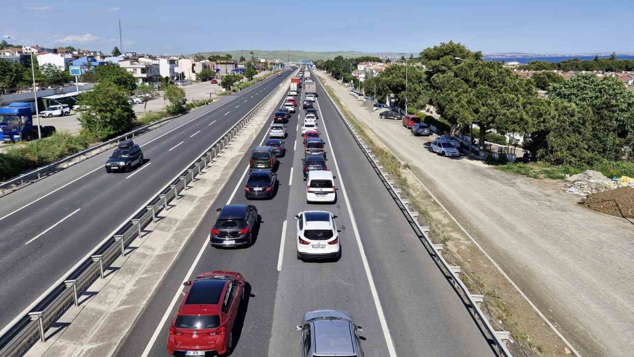 Tekirdağ-istanbul Yolunda Tatil Dönüşü Yoğunluğu