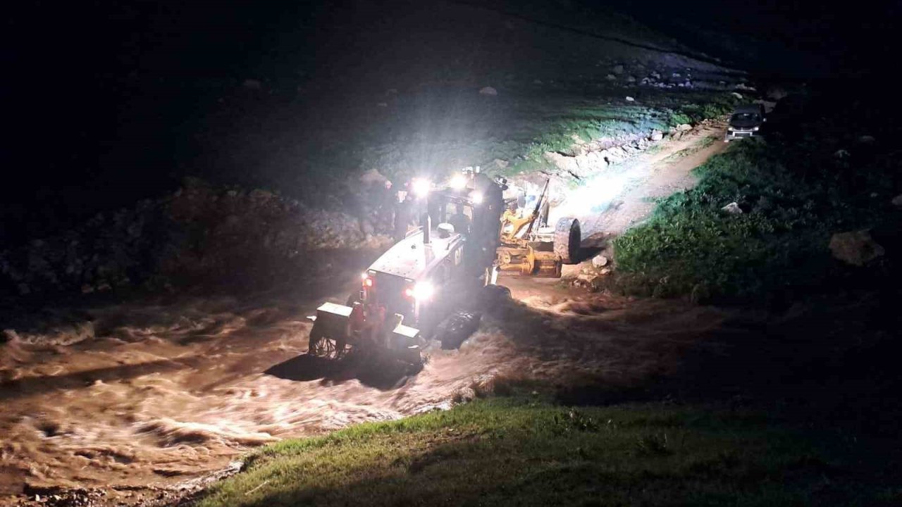 Van’da Pancar Toplamaya Giden Vatandaşlar Su Seviyesi Yükselince Mahsur Kaldı