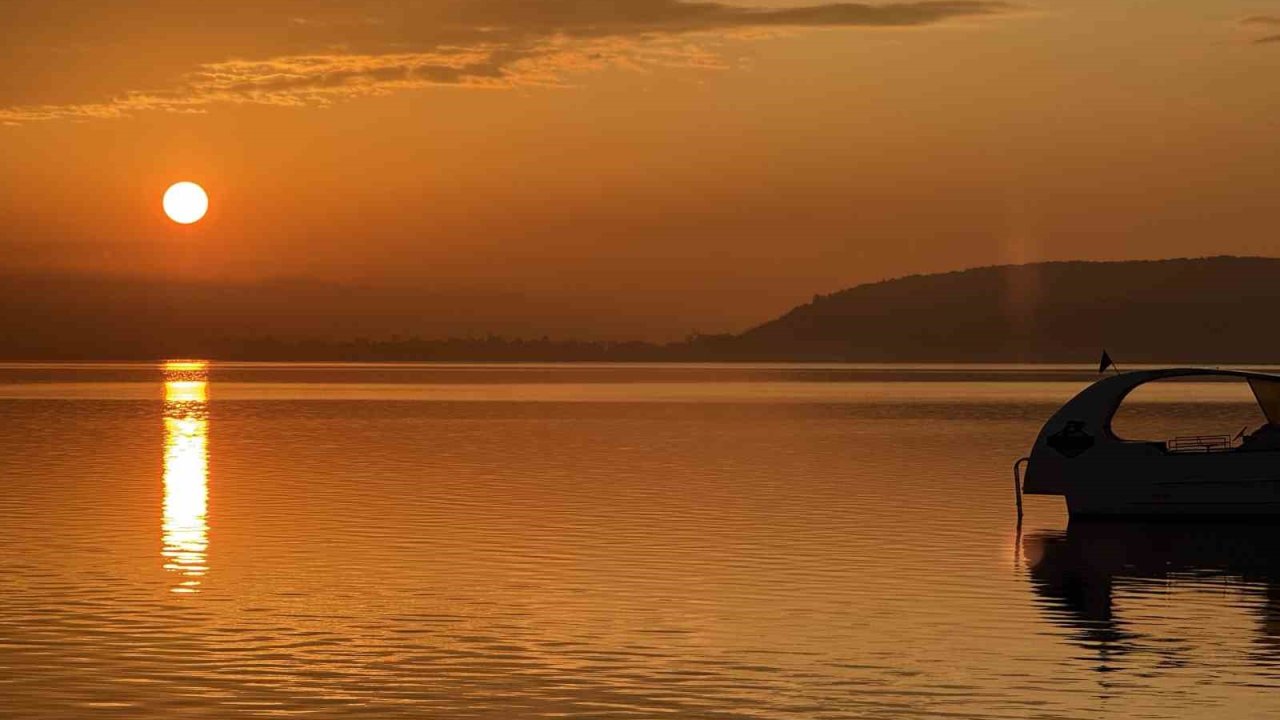 Gün Doğumu Ve Güneşin Göle Yansıttığı Yakamoz Mest Etti