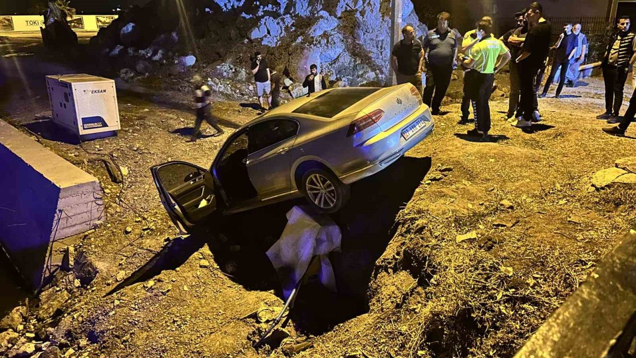 Navigasyon Mağduru Sürücünün Kullandığı Otomobil Yıkımı Yapılan Bina Arazisine Uçtu