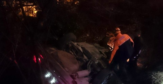 Virajı alamayınca şarampole yuvarlandılar