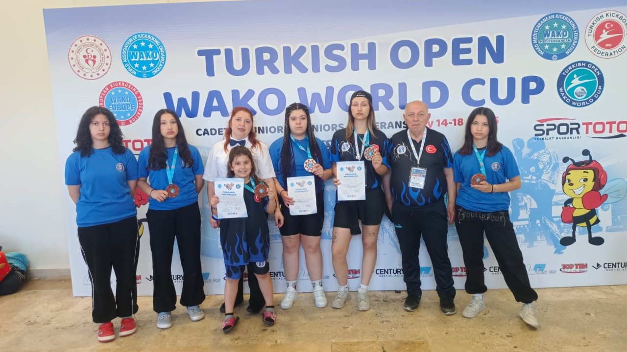 Kütahyalı Kick Bokscular Dünya Kupasında 13 Madalya Ve Kupayı Kazandı