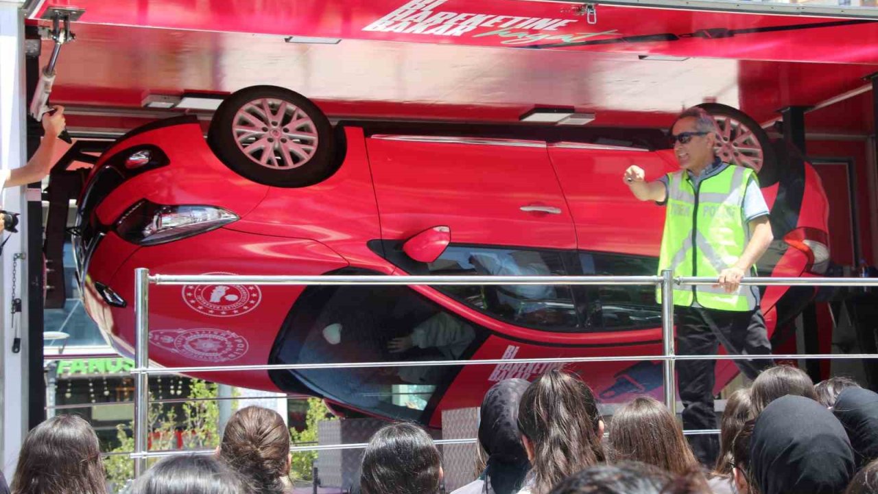 Şırnak’ta ’mobil Trafik Eğitim Tırı’nda Uygulamalı Eğitim Verildi