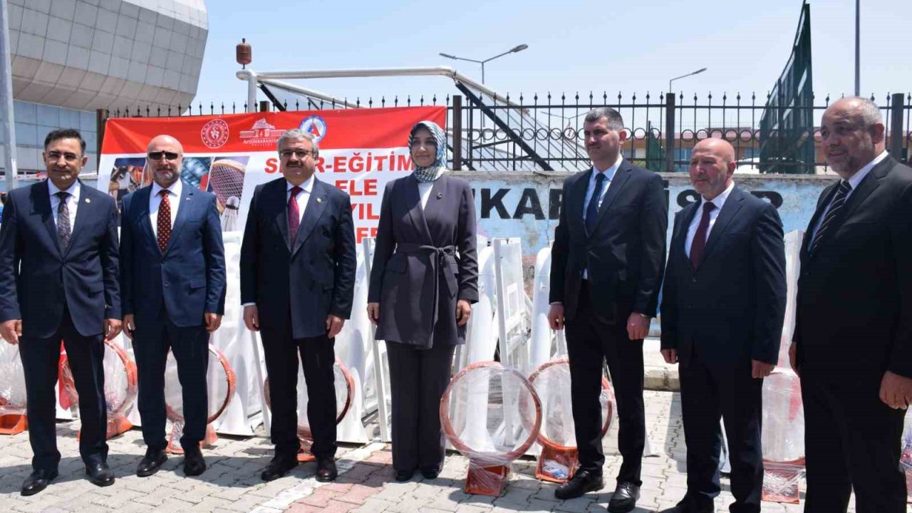 Köy Okullarına Spor Malzemeleri Dağıtılmaya Başlandı