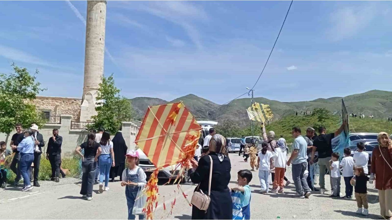 Vefat Eden Oğlu Anısına Uçurtma Şenliği Düzenledi