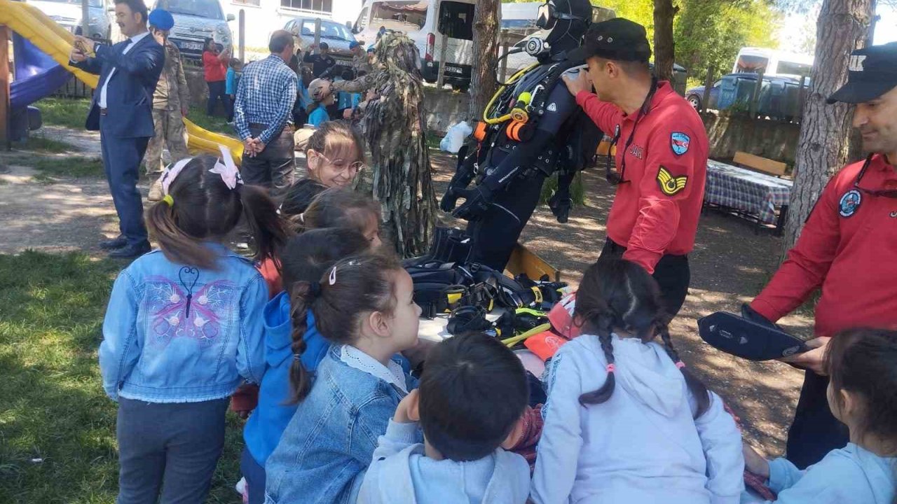 Jandarma Minik Öğrencileri Bilgilendirdi