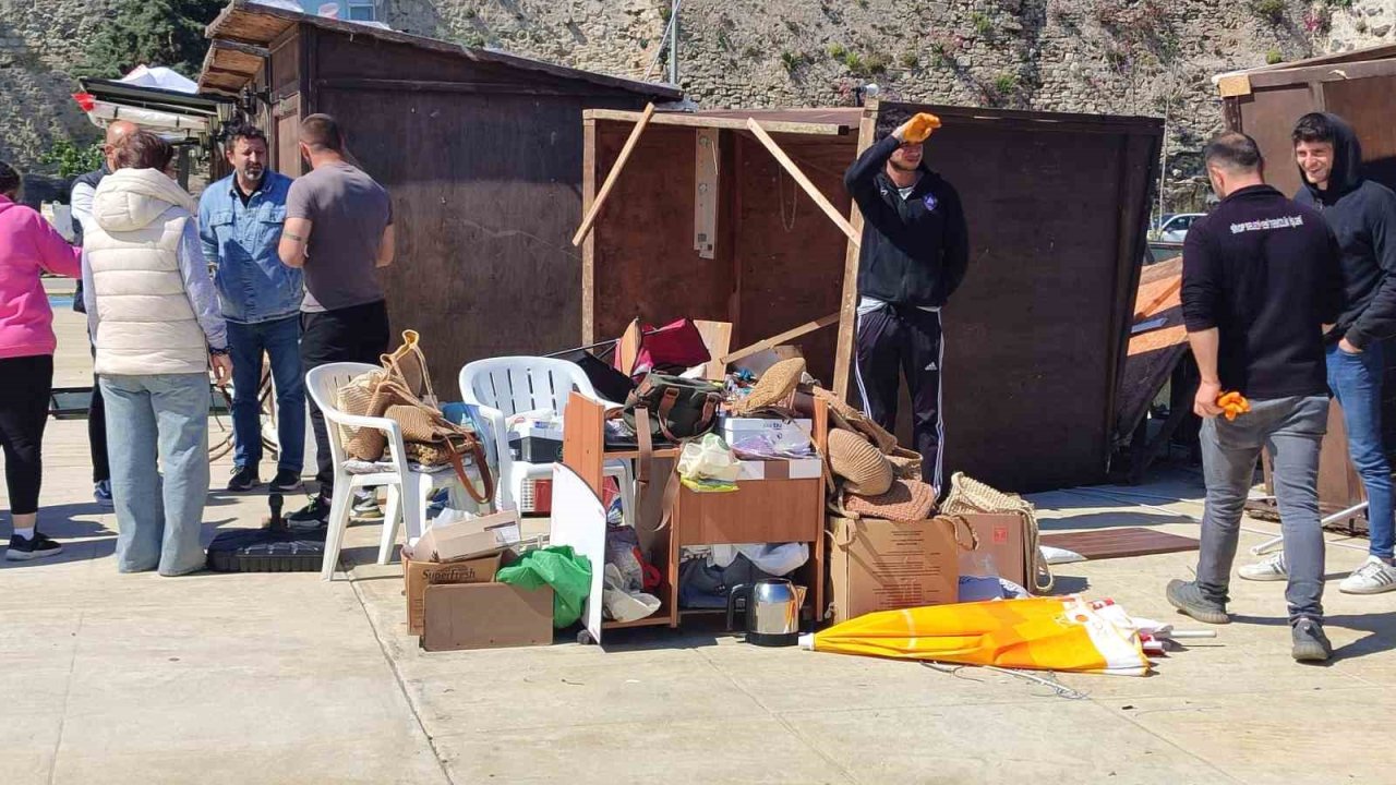 Sinop’ta Şiddetli Rüzgar Seyyar Tezgahları Yıktı