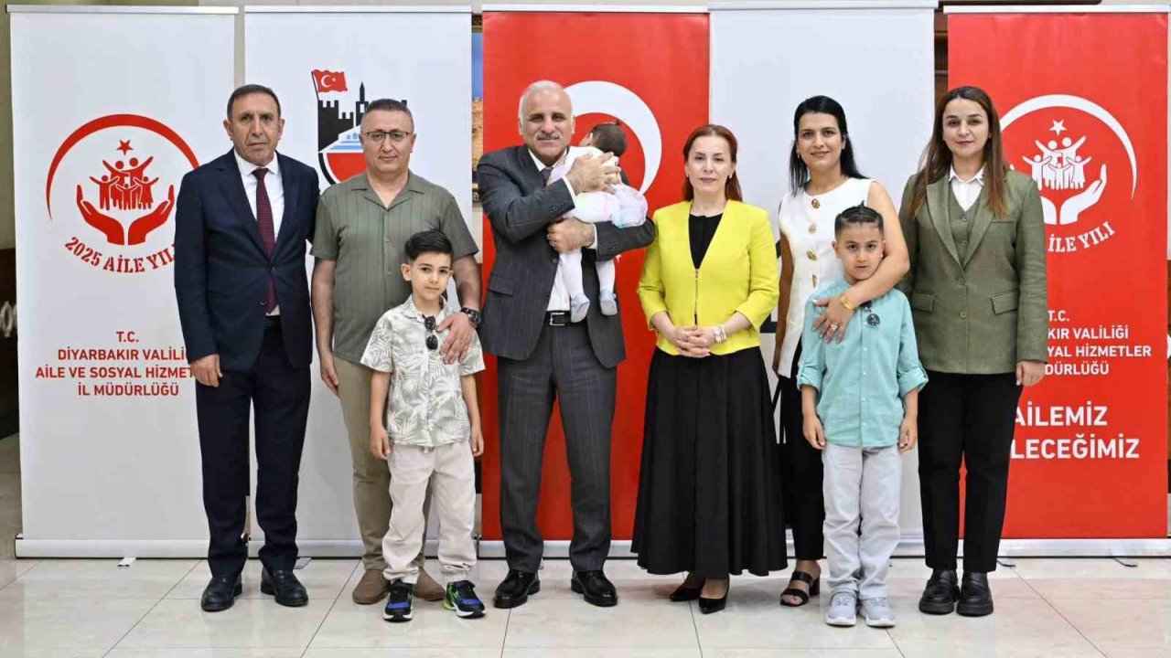 Diyarbakır’da Bir Kız Çocuğu İmza Töreniyle Koruyucu Ailesine Teslim Edildi