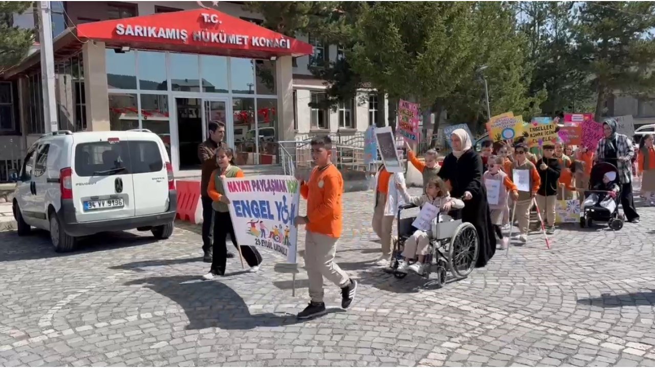 Kars’ta Minik Yürekler Engelliler İçin Yürüdü