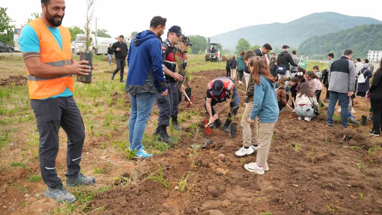 Dünya İklim Gününde Fidan Diktiler