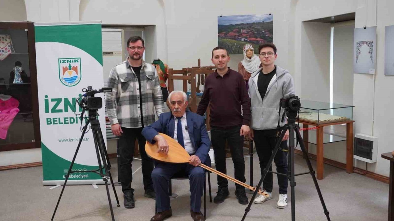 65 Yıldır Sazı Ve Kalemi Elinde